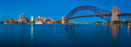 Foto de Vista panorámica del puente del puerto de Sídney, la Ópera y el distrito financiero, Sídney, Australia - Imagen libre de derechos