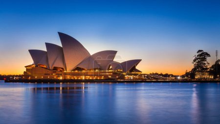 Foto de SYDNEY, AUSTRALIA - CIRCA AGOSTO 2016: Sydney Opera House al amanecer, Sydney, Australia - Imagen libre de derechos