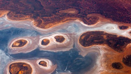 Téléchargez les photos : Vue aérienne d'un lac salé coloré, Queensland, Australie. Les lacs salés se trouvent dans des zones arides ou semi-arides du continent australien et recueillent des précipitations qui s'évaporent sans atteindre la mer. - en image libre de droit