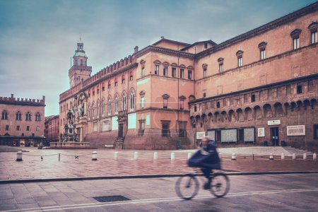Téléchargez les photos : Vue de la place principale (Piazza Maggiore) avec Palazzo d'Accursio, Bologne, Italie - en image libre de droit