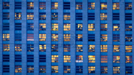Téléchargez les photos : Immeuble de bureaux au crépuscule, vue de face - en image libre de droit