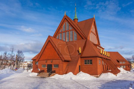 Téléchargez les photos : L'église de Kiruna, en Suède. Construit dans le style néogothique au début du XIXe siècle, il est l'un des plus grands bâtiments en bois
. - en image libre de droit