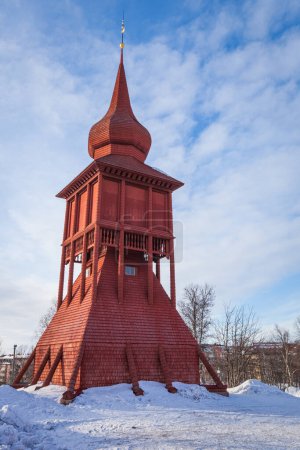 Foto de El campanario de la iglesia Kiruna, Kiruna, Suecia. Se trata de una torre de madera construida en estilo renacimiento gótico a principios del siglo XIX. - Imagen libre de derechos