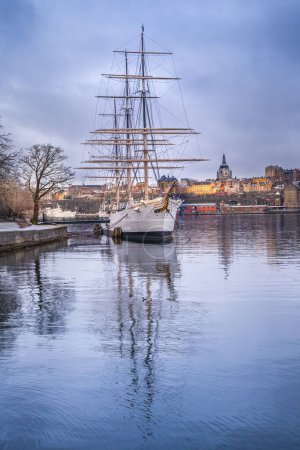 Foto de Af Chapman, un barco de acero amarrado en la orilla occidental de la isla Skeppsholmen que ahora sirve como albergue juvenil, en el centro de Estocolmo, Suecia. - Imagen libre de derechos