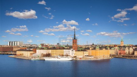 Foto de La ciudad vieja (Gamla Stan) en un hermoso día soleado, Estocolmo, Suecia - Imagen libre de derechos