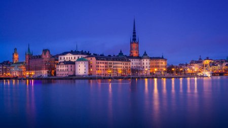 Téléchargez les photos : Vue panoramique de la vieille ville de nuit avec Gamla Stan et les îles Riddarholmen, Stockholm, Suède - en image libre de droit