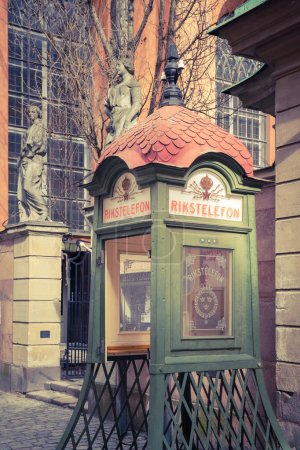 Foto de STOCKHOLM - CIRCA MARZO 2016: Antigua cabina telefónica en Gamla Stan, Estocolmo, Suecia - Imagen libre de derechos