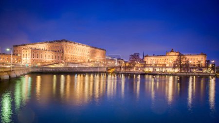 Foto de Palacio Real y edificio del Parlamento, Estocolmo, Suecia - Imagen libre de derechos