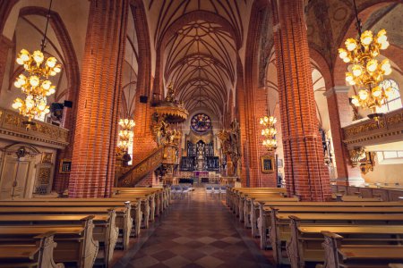 Foto de STOCKHOLM - CIRCA MARZO 2016: La nave principal de Storkyrkan, la iglesia más antigua de Gamla Stan y la catedral de Estocolmo, Estocolmo, Suecia - Imagen libre de derechos