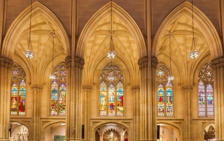 Foto de NUEVA YORK - CIRCA OCTUBRE 2016: Las hermosas vidrieras de la Catedral de San Patricio, Nueva York, EE.UU. - Imagen libre de derechos