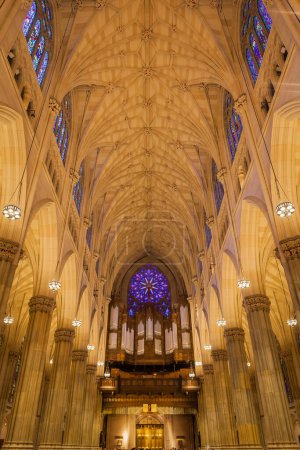 Téléchargez les photos : NEW YORK - CIRCA OCTOBRE 2016 : Intérieur de la cathédrale Saint-Patrick avec l'orgue Gallery, New York, États-Unis - en image libre de droit