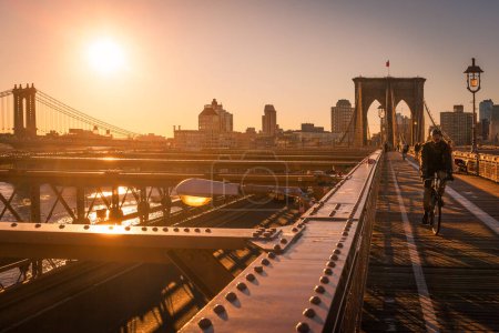 Téléchargez les photos : Le pont de Brooklyn avec des cyclistes et marchant sur la passerelle piétonne, New York, États-Unis - en image libre de droit