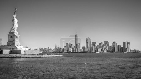 Téléchargez les photos : Statue de la Liberté et skyline du centre-ville, New York, États-Unis - en image libre de droit