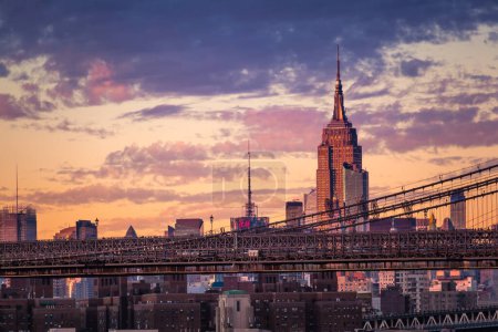 Téléchargez les photos : NEW YORK - CIRCA OCTOBRE 2016 : Vue de l'Empire State Building au coucher du soleil, New York, États-Unis - en image libre de droit