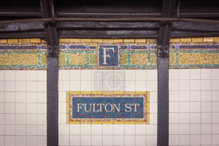 Foto de Hermoso cartel de mosaico antiguo y adornos en Fulton Street Subway Station, New York City, Estados Unidos - Imagen libre de derechos