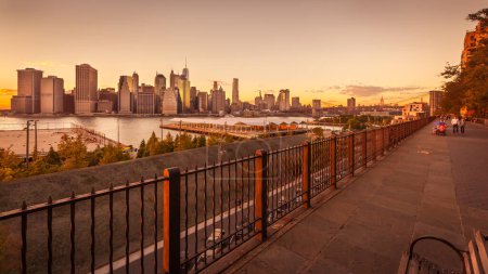 Téléchargez les photos : Vue sur Lower Manhattan et East River depuis Brooklyn Heights au coucher du soleil, New York, États-Unis - en image libre de droit