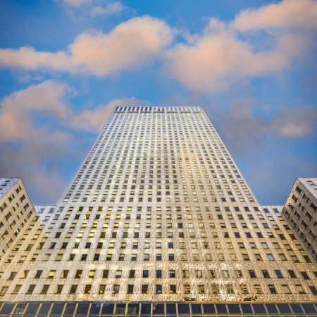 Foto de NUEVA YORK - CIRCA OCTUBRE 2016: La fachada dorada de acero inoxidable del edificio Mobil contra el cielo azul, Nueva York, EE.UU. - Imagen libre de derechos