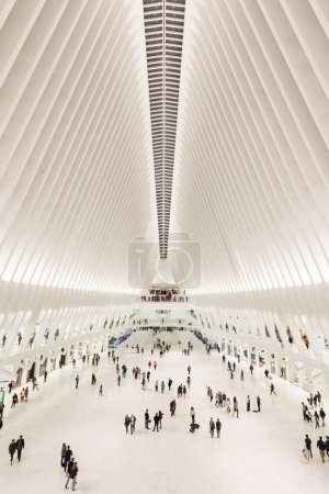 Téléchargez les photos : NEW YORK - CIRCA OCTOBRE 2016 : L'intérieur blanc de l'Oculus, la station du World Trade Center dans le Lower Manhattan, New York, États-Unis - en image libre de droit