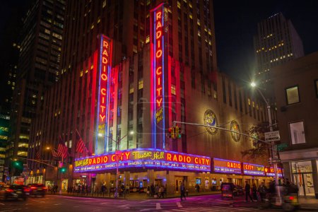 Téléchargez les photos : NEW YORK - CIRCA OCTOBRE 2016 : Radio City Music Hall au Rockefeller Center, New York, États-Unis - en image libre de droit
