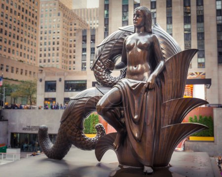 Foto de NUEVA YORK - CIRCA OCTUBRE 2016: Estatua de Doncella que representa a la primera mujer creada por Prometheus, Rockefeller Center, Nueva York, EE.UU. - Imagen libre de derechos