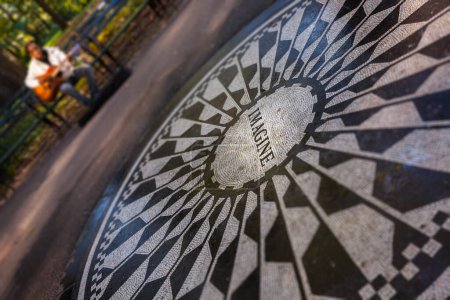 Foto de NUEVA YORK - CIRCA OCTUBRE 2016: El monumento a John Lenon en Strawberry Fields, Central Park, Nueva York, EE.UU. Profundidad superficial del campo. - Imagen libre de derechos