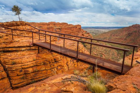 Foto de Cotteril 's Bridge cruza una profunda grieta que proporciona acceso a espectaculares vistas desde la pared norte, Kings Canyon, Territorio del Norte, Australia - Imagen libre de derechos