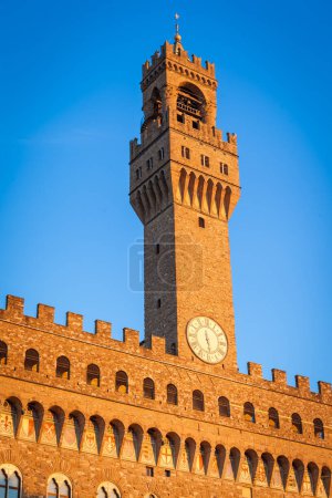 Foto de La Torre de Arnolfo domina el Palazzo Vecchio (Palacio Viejo), Florencxe, Italia - Imagen libre de derechos