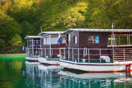 Foto de Parque de barcos listos para el servicio temprano en la mañana, Parque Nacional de los Lagos de Plitvice, Croacia - Imagen libre de derechos