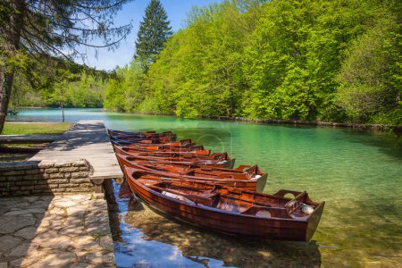 Foto de Fila de botes de madera esperando a los turistas, Parque Nacional de Plitvice, Croacia - Imagen libre de derechos