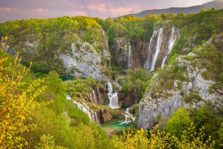 Téléchargez les photos : Belles chutes d'eau au coucher du soleil, Parc national des lacs de Plitvice, Croatie - en image libre de droit