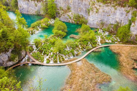 Foto de Increíbles cascadas y lagos cristalinos esmeralda, Parque Nacional de Plitvice, Croacia - Imagen libre de derechos