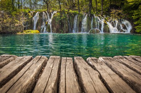 Foto de Vista de cascadas preciosas que se sumergen en el estanque de esmeralda, tomada desde el paseo marítimo del parque, Parque Nacional de los Lagos de Plitvice, Croacia - Imagen libre de derechos