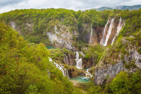 Foto de Impresionante vista de majestuosas cascadas y bosques verdes, Parque Nacional de los Lagos de Plitvice, Croacia - Imagen libre de derechos