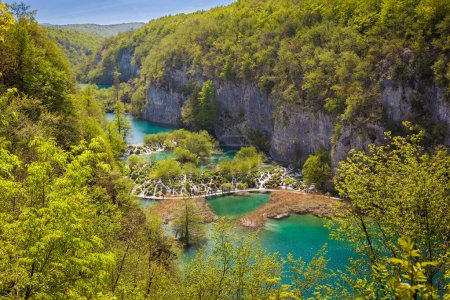 Foto de Vista aérea de hermosas cascadas y lagos cristalinos esmeralda, Parque Nacional de Plitvice, Croacia - Imagen libre de derechos