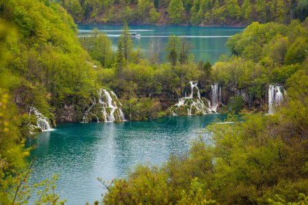 Foto de Vista de majestuosas cascadas, lagos en cascada y bosques verdes, Parque Nacional de los Lagos de Plitvice, Croacia - Imagen libre de derechos