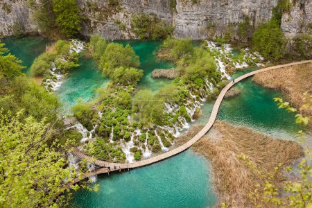 Foto de Vista aérea de turquesa, lagos de agua pura y cascadas icónicas, Parque Nacional de los Lagos de Plitvice, Croacia - Imagen libre de derechos