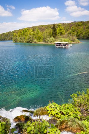 Foto de Parque barco en el lago Kozjak contra los bosques verdes, Parque Nacional de los Lagos de Plitvice, Croacia - Imagen libre de derechos