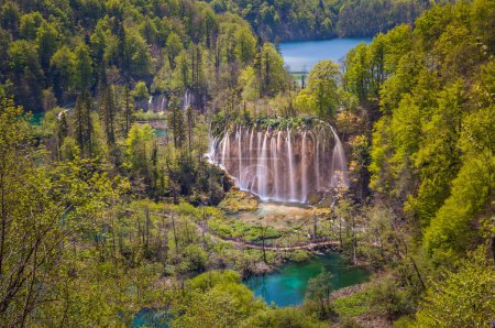 Foto de Vistas panorámicas de la encantadora cascada de Veliki Prstavac en el corazón de los lagos superiores, Parque Nacional de los Lagos de Plitvice, Croacia - Imagen libre de derechos