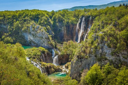 Téléchargez les photos : Vue panoramique sur les chutes d'eau de Veliki Slav et Sastavci entourées de roches karstiques et de feuillage luxuriant, parc national des lacs de Plitvice, Croatie - en image libre de droit