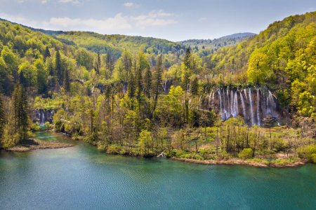 Foto de Vista panorámica de la cascada de Veliki Prstavac y el lago Gradinsko, Parque Nacional de los Lagos de Plitvice, Croacia - Imagen libre de derechos