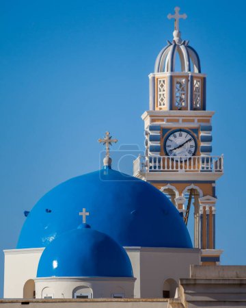Téléchargez les photos : Dômes bleus et clocher de la Cathédrale Catholique Saint Jean Baptiste à Fira, Santorin, Greecec - en image libre de droit