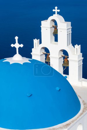 Téléchargez les photos : Les trois cloches de Fira (Eglise d'Agios Theodori), Santorin, Grèce - en image libre de droit