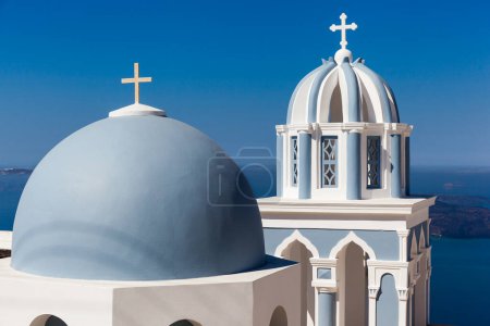 Téléchargez les photos : Le clocher et le dôme d'une église grecque orthodoxe, Santorin, Grèce - en image libre de droit