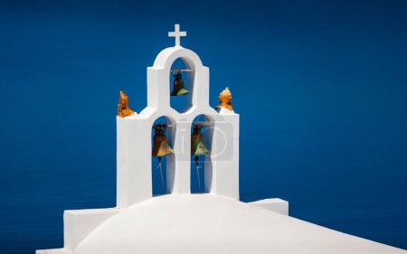 Téléchargez les photos : Le clocher de l'église d'Agios Georgios contre la mer bleu profond, Imerovigli, Santorin, Grèce - en image libre de droit