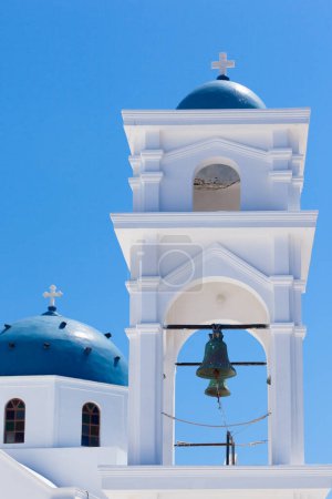 Foto de El campanario y la cúpula de la iglesia de Anastasi en Imerovigli, Santorini, Grecia - Imagen libre de derechos