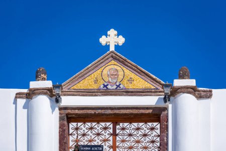 Téléchargez les photos : Belle mosaïque sur la porte d'accès de l'église d'Agios Nikolaos, Santorin, Grèce - en image libre de droit