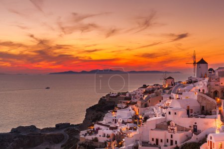 Téléchargez les photos : Oia au coucher du soleil, île de Santorin, Grèce - en image libre de droit