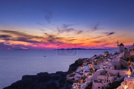 Foto de Puesta de sol sobre Oia, Santorini, Grecia - Imagen libre de derechos