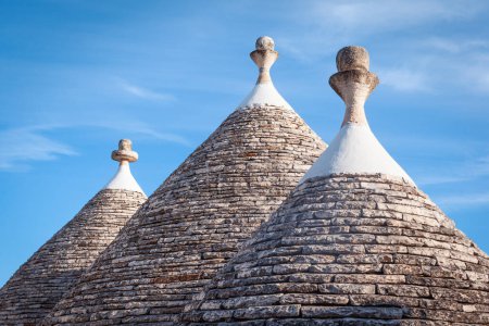 Téléchargez les photos : Toits coniques de maisons trulli avec pinacles traditionnels, Alberobello, Bari, Italie. - en image libre de droit