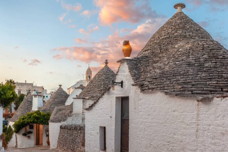 Téléchargez les photos : Maisons trulli traditionnelles bordées d'allées pavées, Alberobello, Bari, Italie - en image libre de droit